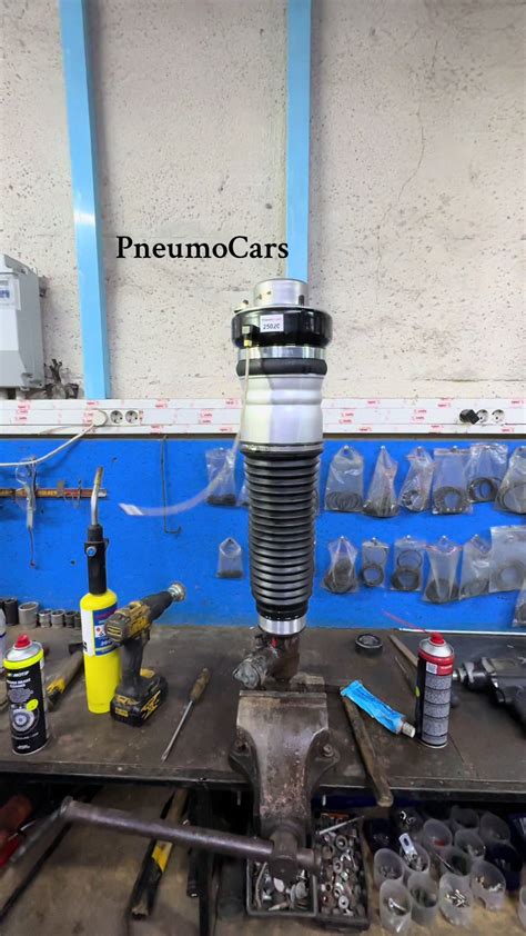 Mechanikas, atliekantis motociklo pakabos diagnostiką ir amortizatorių remontą dirbtuvėse