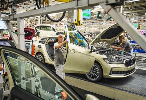 Inžinierių komanda, dirbanti su naujausios kartos automobilių prototipu