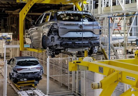 Šiuolaikinė gamybos linija su robotizuotais procesais automobilių pramonėje