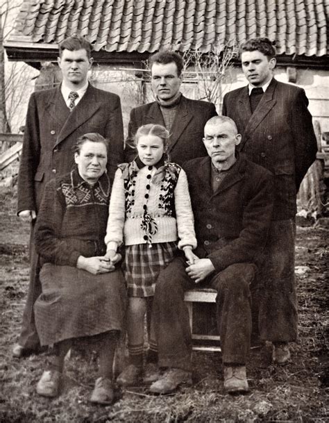 senovinė nuotrauka, vaizduojanti šeimos sugrįžimą
