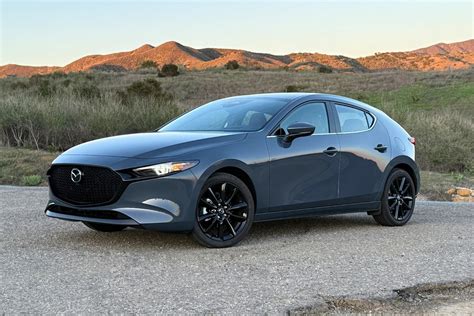 „Mazda3“ hečbekas, pelnęs „Best of the Best“ dizaino apdovanojimą, lenktynių trasoje