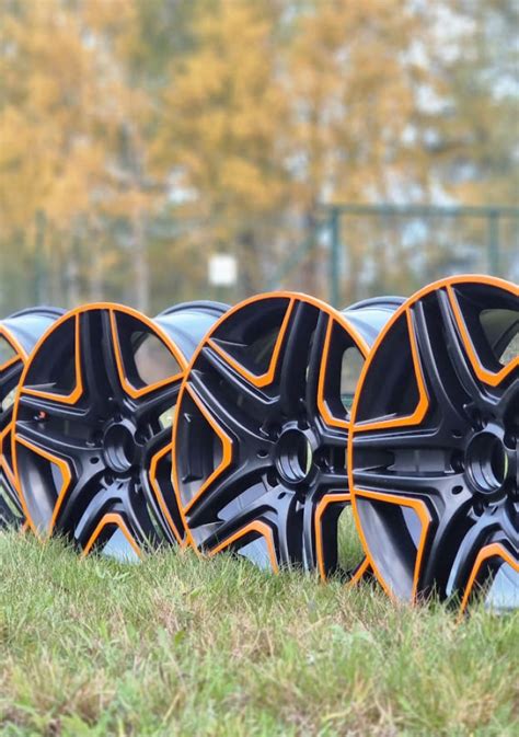 Palyginimas skirtingų tipų automobilių ratlankių: skardinių ir lietų.