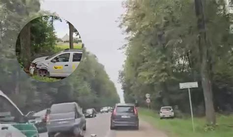 Avarijos vieta Panevėžio rajono kelyje, automobilis atsitrenkęs į medį