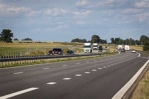Daugybinės avarijos vieta magistralėje Via Baltica, sužalotų transporto priemonių nuotrauka