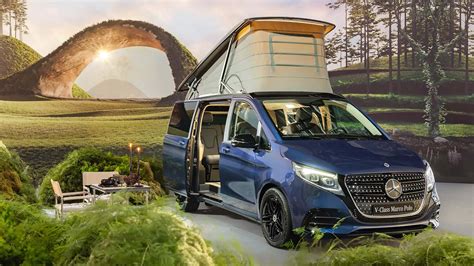 Mercedes-Benz Marco Polo kemperis važiuojantis gamtoje