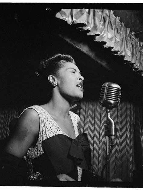 Billie Holiday su baltomis gardenijomis plaukuose