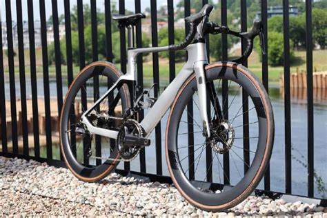 Plento dviratis su aero vairu ir aero bar'ais