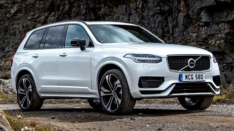 Volvo XC90 važiuojantis kelyje