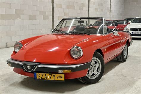 Tematinė nuotrauka su klasikinės Alfa Romeo Spider išore