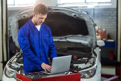 Autoelektrikas, atliekantis autopiloto montavimą