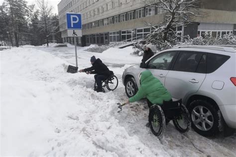 Nuotrauka, vaizduojanti neįgaliųjų vežimėliams pritaikytą įėjimą arba automobilių stovėjimo vietą