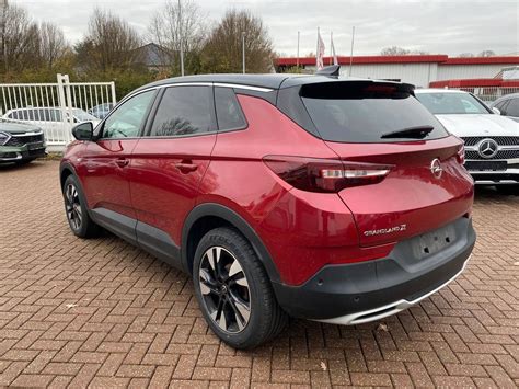 Thematinė nuotrauka: Opel Grandland X, važiuojantis bekele