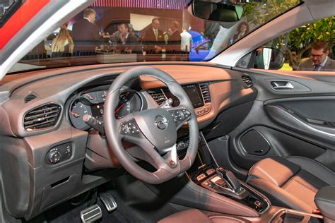Salono nuotrauka: Opel Grandland X interjeras su centrine konsole