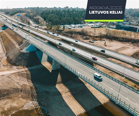 Lietuvos keliai su važiuojančiais automobiliais