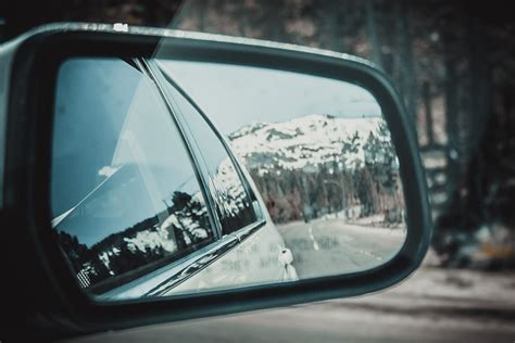 Tematinis paveikslėlis, iliustruojantis užšalusį automobilio veidrodėlį