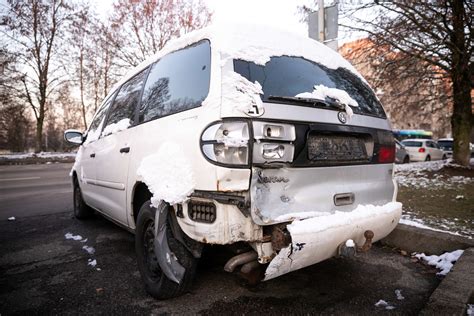 Teminė nuotrauka, vaizduojanti automobilių ardymo aikštelę