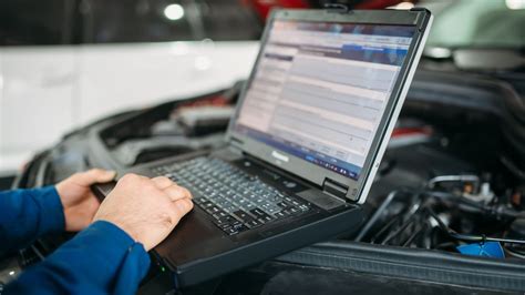 Autoserviso meistras atlieka automobilio kompiuterinę diagnostiką