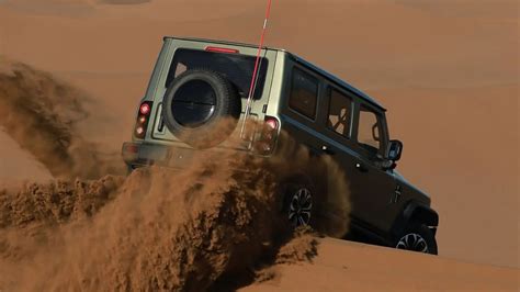 nuotrauka, vaizduojanti „Jeep Wrangler“ su atsarginiu ratu ant galinių durų