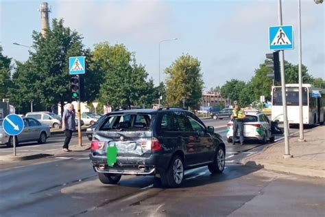 Nuotrauka, vaizduojanti automobilį su „Regitros“ egzaminuotoju gatvėje