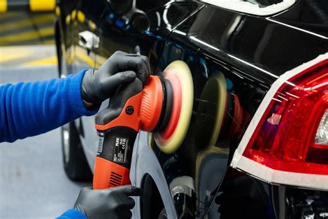 Tematinė nuotrauka, vaizduojanti automobilio kėbulo poliravimą
