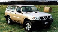 Nissan Patrol automobilio nuotrauka su akcentu ant jo tvirtumo