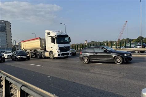 Nuotrauka, iliustruojanti avarijos padarinius su BMW ir sunkvežimiu