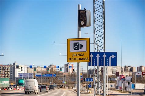 Tematinė nuotrauka: kelias, automobiliai ir greičio matuoklis