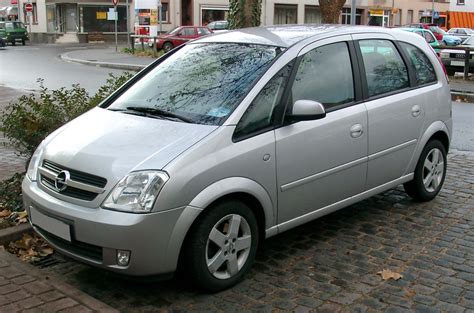 Themafoto: Opel Meriva 2005 interjero vaizdas su posūkių perjungikliu
