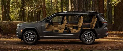 Side-by-side comparison of Jeep Grand Cherokee Limited and Overland exterior