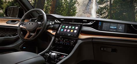 Interior features of Jeep Grand Cherokee Overland, highlighting Nappa leather and advanced infotainment