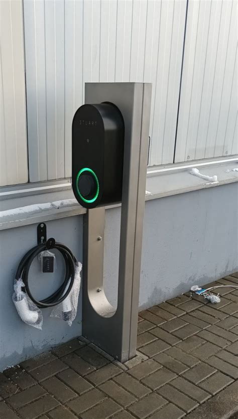 Elektromobilių įkrovimo stotelė su prisijungiančiu automobiliu