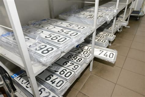nuotrauka su keliais pamestais automobilio numerio ženklais