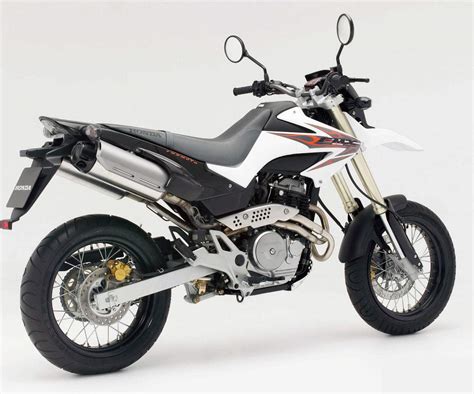 Honda FMX 650 studijinė nuotrauka, išryškinanti agresyvų dizainą ir apverstą priekinę šakę