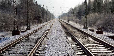 Geležinkelio bėgiai ir traukinys, atliekantis stabdymą