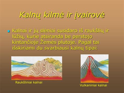 Rūko apgaubti kalnų slėniai, sukuriantys degančių kalnų iliuziją