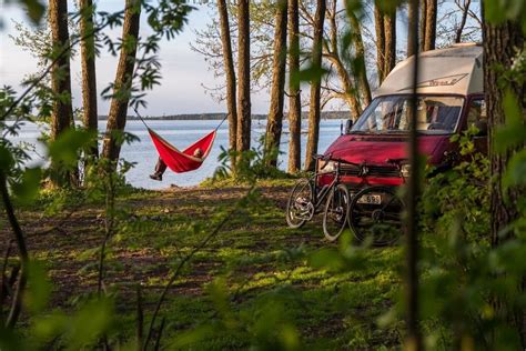 Lietuvos kempingo su kemperiais ir palapinėmis panorama