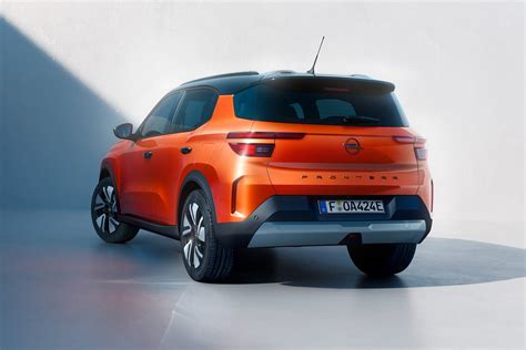 Schema su Opel Frontera A ir B modelių palyginimu, išskiriant pagrindinius skirtumus ir panašumus.