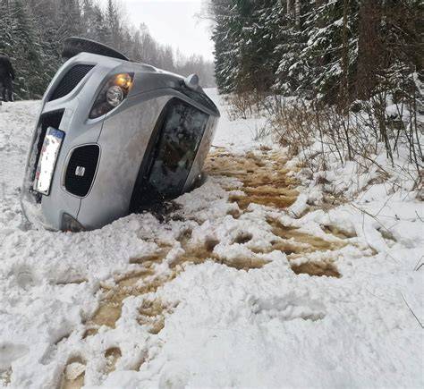 Tematinė nuotrauka: automobilis kelyje rudenį