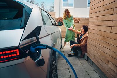 Infografika: Veiksniai, sukeliantys elektromobilio akumuliatoriaus išsikrovimą stovint