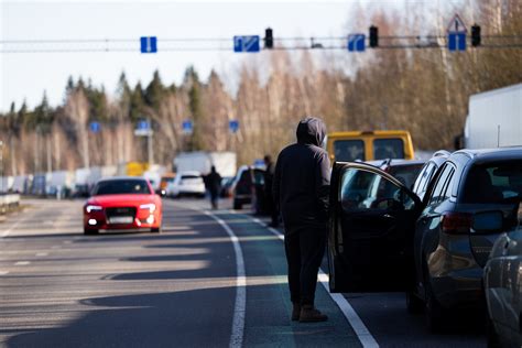 Nuotrauka su automobilių eilėmis pasienyje