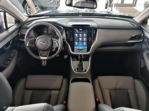 Schema: vairuotojo aplinka ir matomumo zonos Subaru Outback salone
