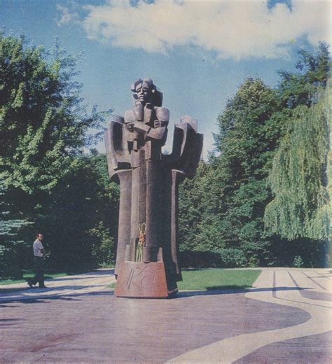 Paminklas sovietmečiu - nugriauta vieta