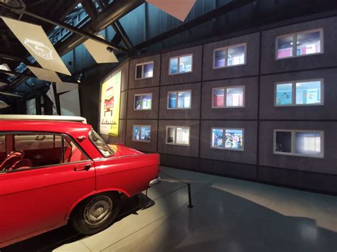 Erdvi, moderni Rygos automobilių muziejaus ekspozicijų salė su įvairiais eksponatais