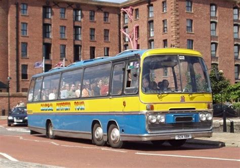 Bedford VAL autobusas (Plaxton Panorama Elite II) Liverpulyje vežioja The Beatles gerbėjus. (Dave Root, Wikimedia)