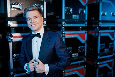 Jonas Nainys po eismo įvykio Biržuose, kalbantis su pareigūnais