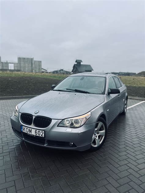 BMW E60 automobilis su pavaizduotais fotochrominiais veidrodėliais