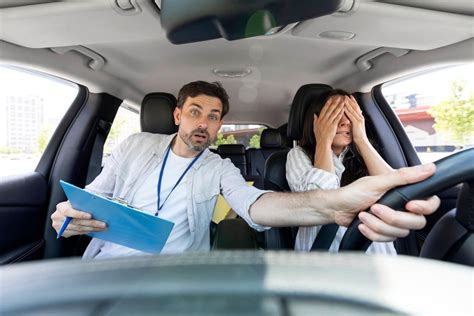 Instruktorius ir mokinys automobilyje, vykdantys praktinio vairavimo pamoką