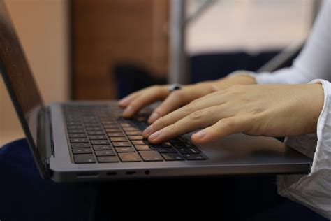 Teminė nuotrauka: asmuo tikrina dokumentus internetu kompiuteryje