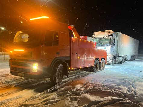 Sunkvežimių vilkstinė kelyje, simbolizuojanti efektyvų transporto valdymą