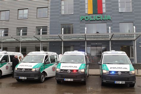 Policijos pareigūnai su naujais VW Transporter automobiliais Klaipėdoje